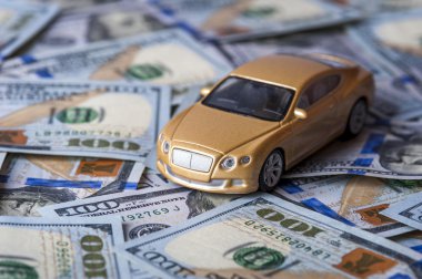 Oyuncak otomobil dolarlarına arka plan üzerinde 