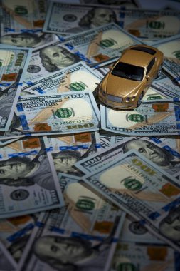 Oyuncak araba dolar yığın üzerinde