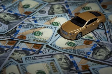 Oyuncak otomobil dolarlarına arka plan üzerinde