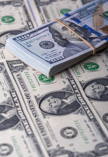 100 dolar faturaları yığını