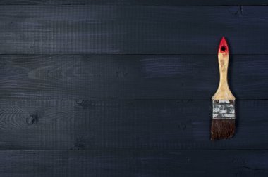 Koyu ahşap masa üzerinde kirli boya fırçası