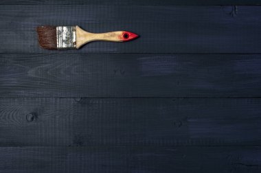 Koyu ahşap masa üzerinde kirli boya fırçası