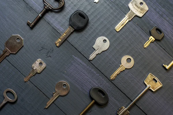 Muchas llaves diferentes sobre fondo de madera — Foto de Stock