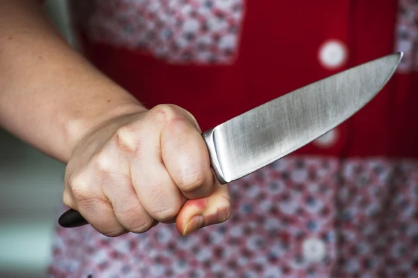 Nagy késsel a női kezek — Stock Fotó
