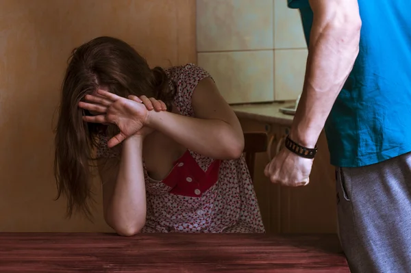 Hombre golpeando a su esposa — Foto de Stock