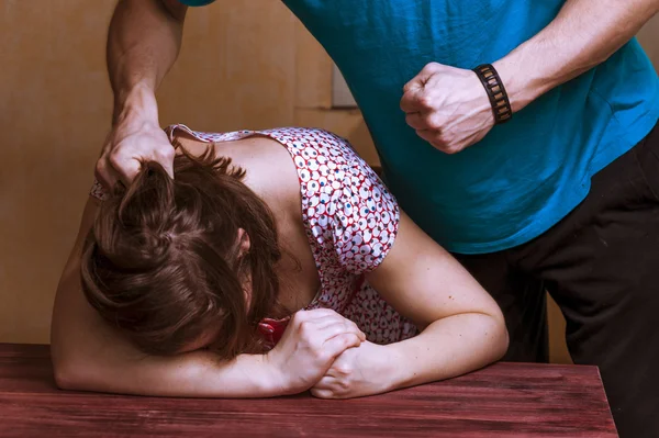 Homem espancando sua esposa — Fotografia de Stock