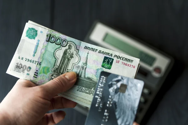 Russische roebel rekeningen en banking kaart in vrouwelijke handen — Stockfoto