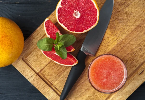 Sumo de toranja fresco com hortelã — Fotografia de Stock