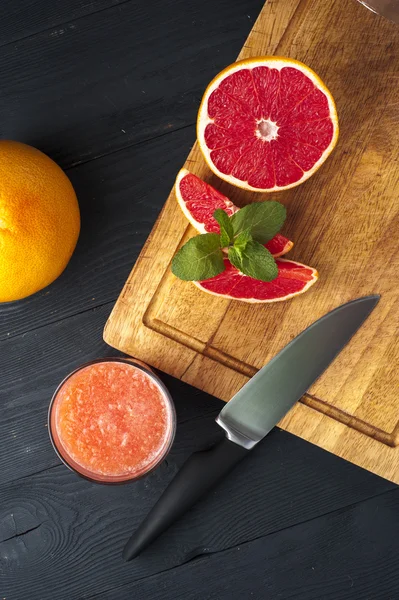 Freshly squeezed grapefruit juice with mint — Stock Photo, Image