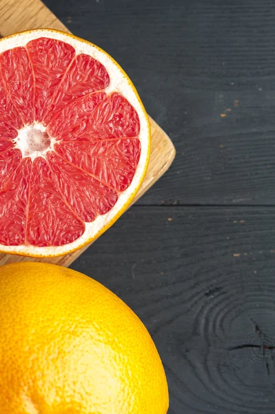 Toranja em mesa de madeira — Fotografia de Stock