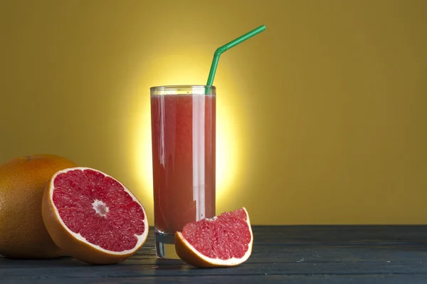Стакан свежего грейпфрутового сока — стоковое фото