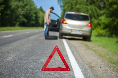 Kırmızı üçgen işareti ve stepne ile driver