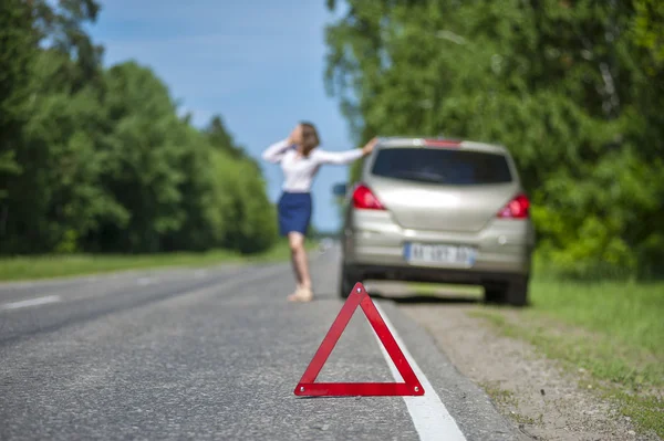 Mujer joven pidiendo asistencia para el coche después de la avería en el ro — Foto de Stock