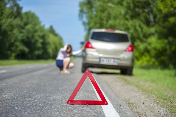 Kadın sürücü yolda bozuldu