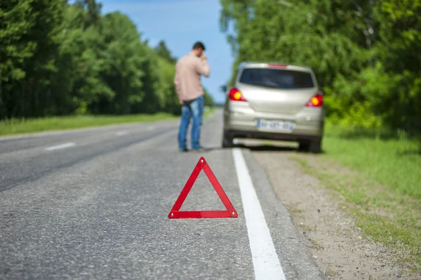 Erkek sürücü sonra arıza yol kenarında üzerinde