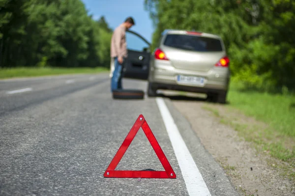 Kırmızı üçgen işareti ve stepne ile driver