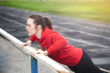 Güçlü kadının açık havada yukarı itin yapması