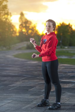 Uygun kadın dumbbells ile egzersiz yaparak