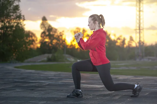 Fit woman doing frontal lunges outdoors — Stock Photo, Image