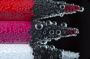 Su parlak renkli kalemler