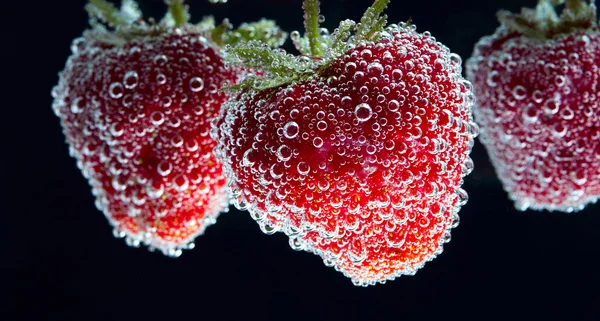 Червона стигла полуниця з водяними бульбашками — стокове фото