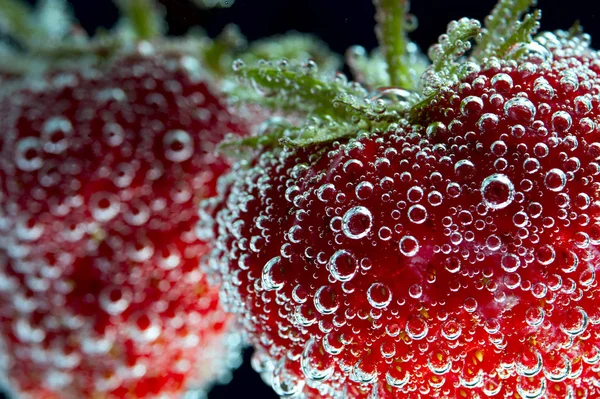 Närbild på mogen jordgubbe med vatten bubblor — Stockfoto