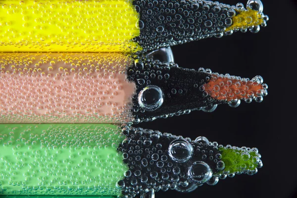 Kolorowe ołówki zbliżenie w wody gazowanej — Zdjęcie stockowe