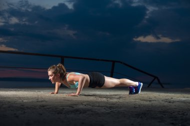 Güçlü kadının gönderme yapması uygun ups deniz iskelede