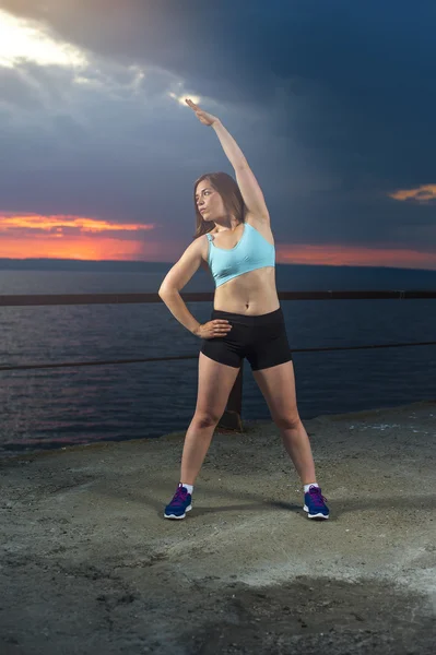 Genç kadın açık havada egzersiz spor giyim — Stok fotoğraf