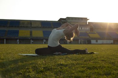 Yoga park yaparken ince esnek kadın