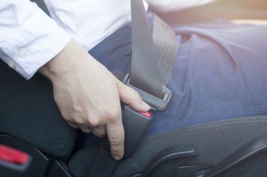 Emniyet kemeri kilidini açmak için düğmeye basmayı el