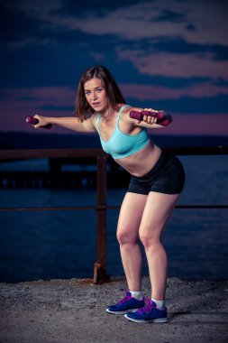 Sağlıklı kadın dumbbells ile yapıyor