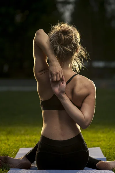 Yoga woman practicing on green grass — Stock Photo, Image