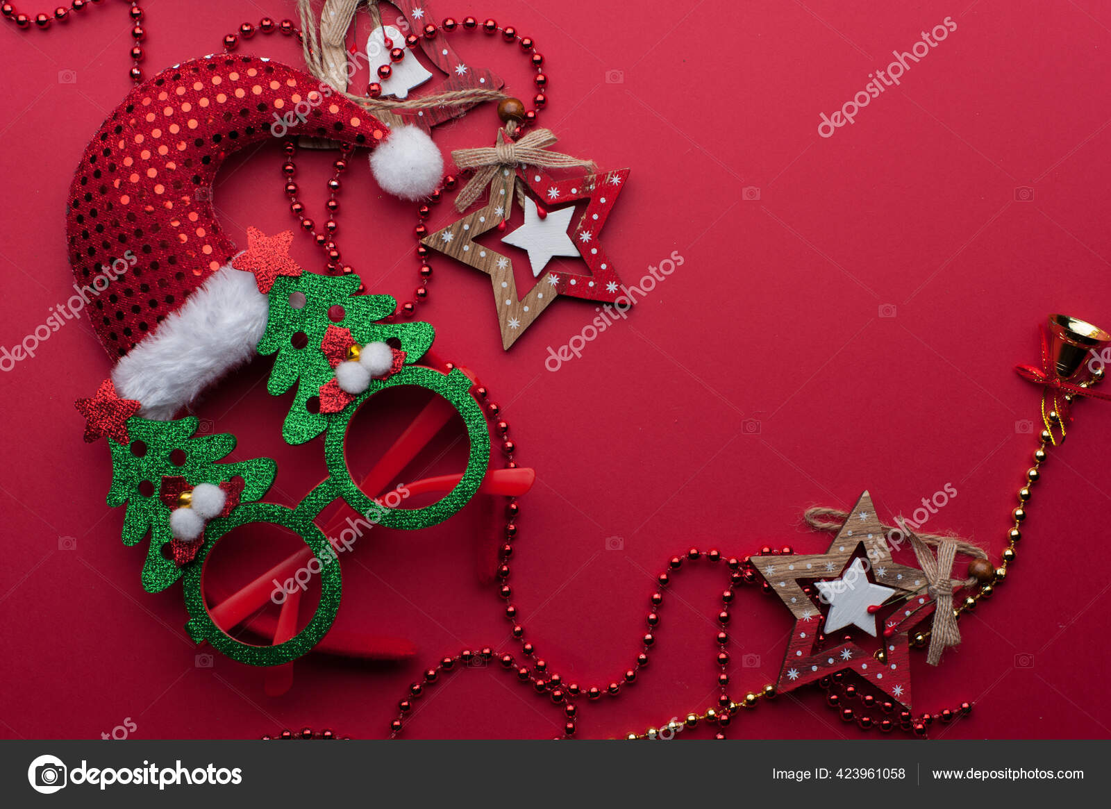 Weihnachten Stirnband Lustige Glaser Mit Grunen Baumen Und Spielzeug Auf Rotem Hintergrund Stockfotografie Lizenzfreie Fotos C By Shishkin Depositphotos
