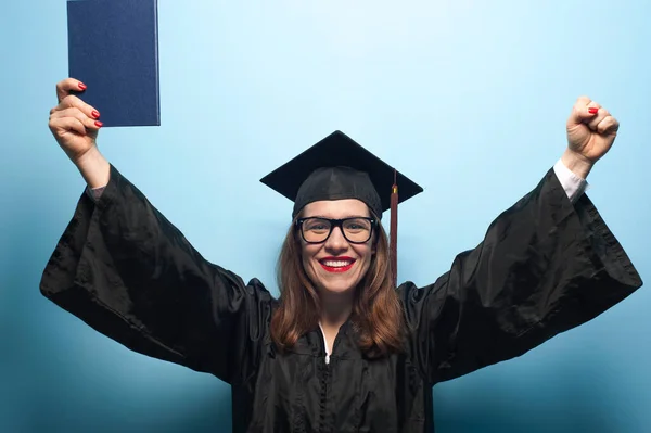 Szczęśliwy uśmiechnięty absolwentka student z dyplomem — Zdjęcie stockowe