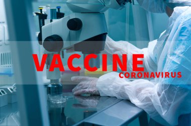 Mikrobiyologlara yakın çekim Coronavirus aşısı ile el açma test tüpü