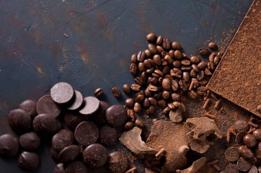 Farklı çikolata parçalarının karışımı..