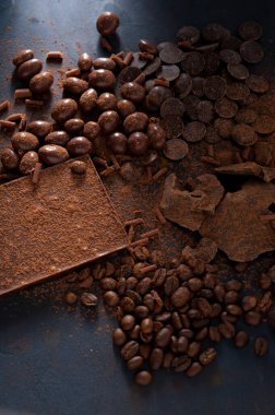 Farklı çikolata parçalarının karışımı..