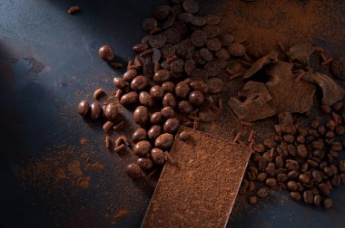 Farklı çikolata parçalarının karışımı..