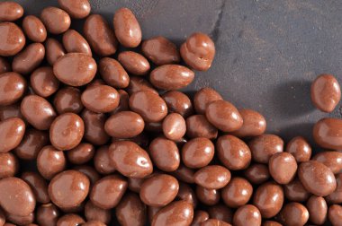 Koyu dokulu arka planda çikolata parçacıkları.