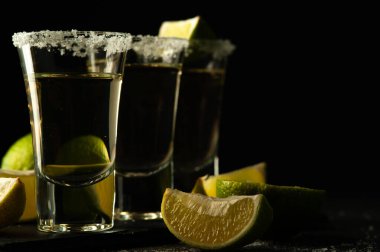 Limon dilimleri ve tuzlu Meksika Altın Tekilası.