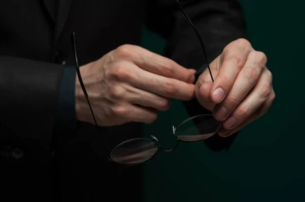 Homem segurando óculos elegantes — Fotografia de Stock