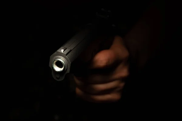 Kimliği belirsiz bir adam silahı hedefe doğrultuyor. — Stok fotoğraf
