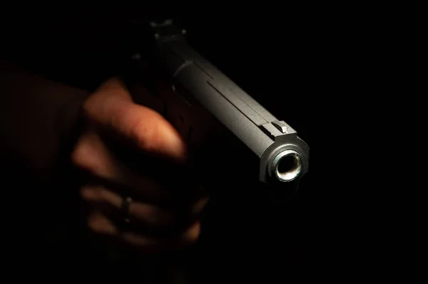 식별되지 않은 사람 목표물에 총을 가리키고 있는 스톡 사진