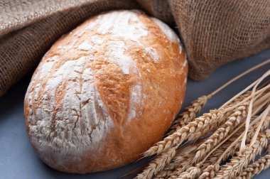 Taze pişmiş beyaz un ekmeği.