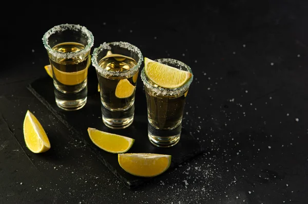 Mexicaanse gouden tequila met limoenschijfjes en zout, bovenaanzicht — Stockfoto