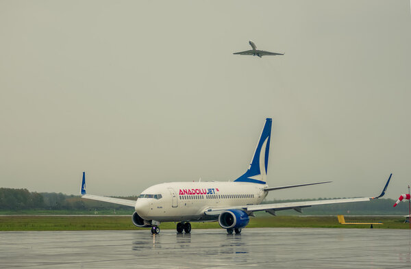 Самолет компании AnadoluJet перед взлетом
