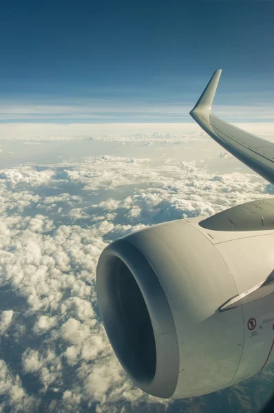 Ala y motor del avión de pasajeros contra el cielo y las nubes —  Fotos de Stock