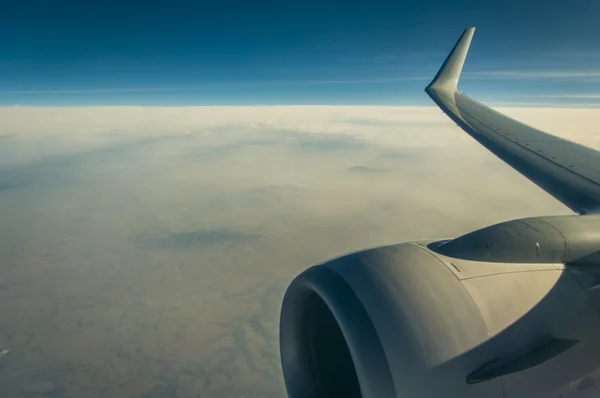 하늘, 구름과 산에 대 한 비행기의 날개 — 스톡 사진