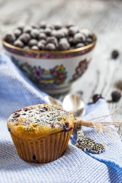 Egy muffin és egy csésze Fekete ribiszke, elölnézet — Stock Fotó